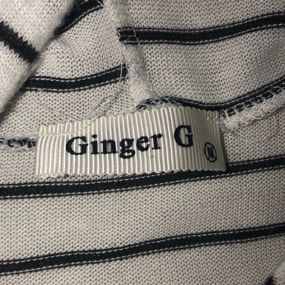 Striped black and white cropped hoodie. - Picture 3 of 3